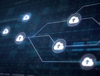 Ícones de nuvem conectados representando proteção de dados em nuvem