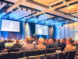 Auditório de evento corporativo representando o Fortinet Cybersecurity Summit Brasil